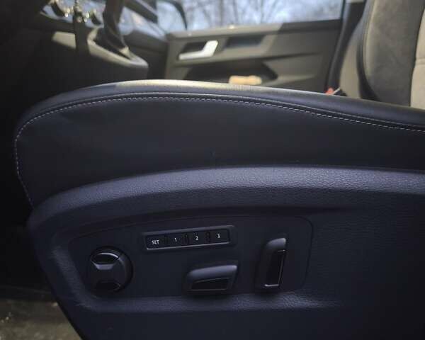 Черный Фольксваген Мультиван, объемом двигателя 1.97 л и пробегом 28 тыс. км за 90000 $, фото 6 на Automoto.ua