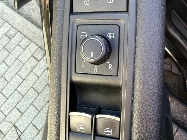 Чорний Фольксваген Мультиван, об'ємом двигуна 2 л та пробігом 175 тис. км за 43229 $, фото 12 на Automoto.ua