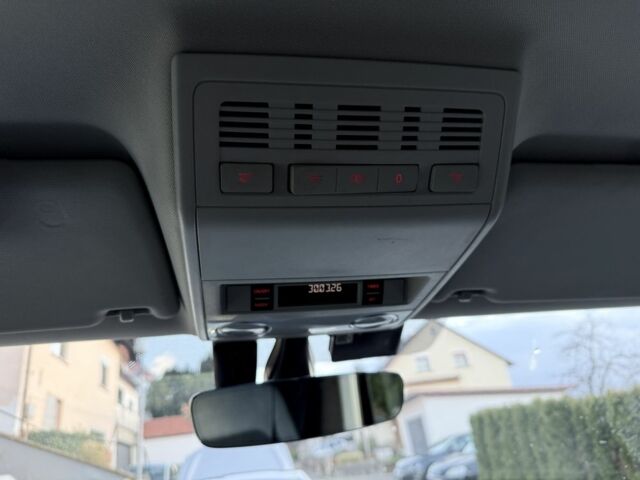 Чорний Фольксваген Мультиван, об'ємом двигуна 2 л та пробігом 175 тис. км за 43229 $, фото 17 на Automoto.ua