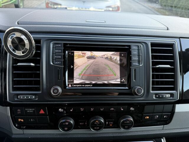 Чорний Фольксваген Мультиван, об'ємом двигуна 2 л та пробігом 175 тис. км за 43229 $, фото 15 на Automoto.ua