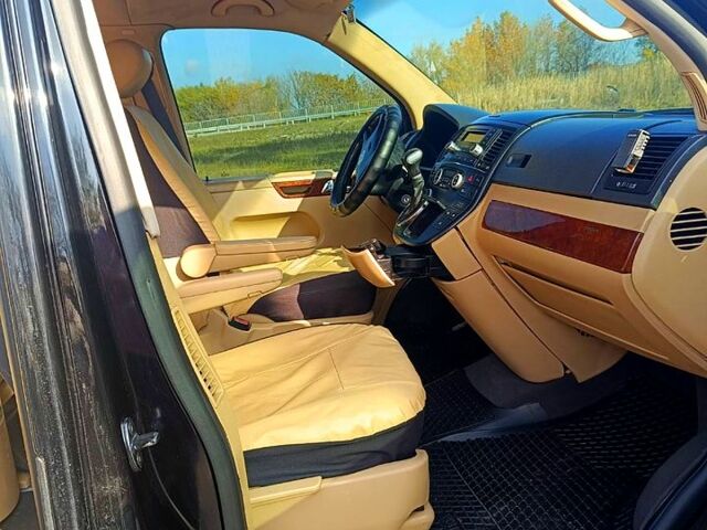 Черный Фольксваген Мультиван, объемом двигателя 3.2 л и пробегом 280 тыс. км за 15000 $, фото 5 на Automoto.ua