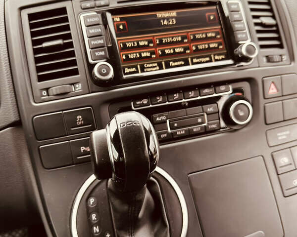 Фиолетовый Фольксваген Мультиван, объемом двигателя 1.97 л и пробегом 160 тыс. км за 30000 $, фото 15 на Automoto.ua