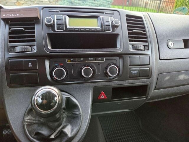 Коричневий Фольксваген Мультиван, об'ємом двигуна 2 л та пробігом 278 тис. км за 8150 $, фото 21 на Automoto.ua