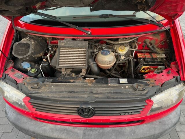 Красный Фольксваген Мультиван, объемом двигателя 2.5 л и пробегом 320 тыс. км за 3700 $, фото 2 на Automoto.ua