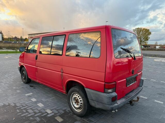 Красный Фольксваген Мультиван, объемом двигателя 2.5 л и пробегом 320 тыс. км за 3700 $, фото 3 на Automoto.ua