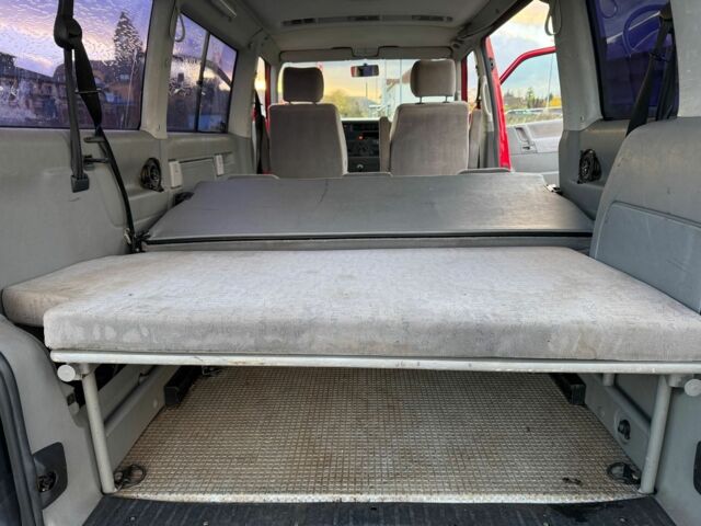 Красный Фольксваген Мультиван, объемом двигателя 2.5 л и пробегом 320 тыс. км за 3700 $, фото 7 на Automoto.ua