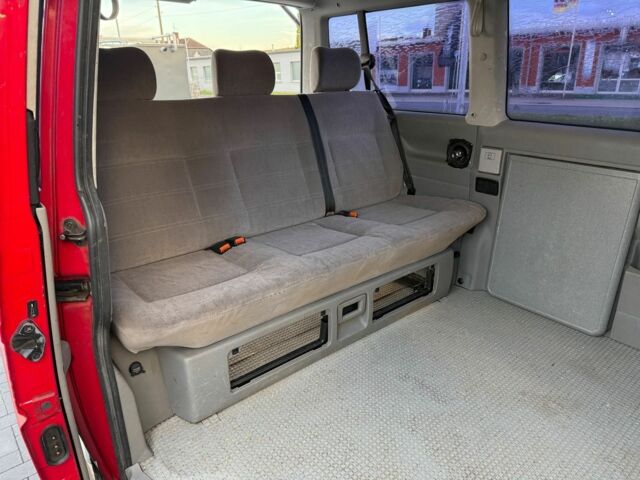 Красный Фольксваген Мультиван, объемом двигателя 2.5 л и пробегом 320 тыс. км за 3700 $, фото 8 на Automoto.ua