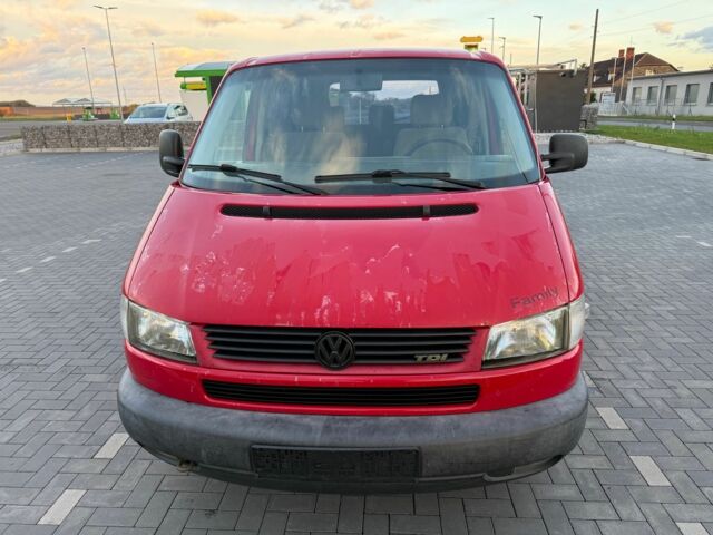 Красный Фольксваген Мультиван, объемом двигателя 2.5 л и пробегом 320 тыс. км за 3700 $, фото 5 на Automoto.ua