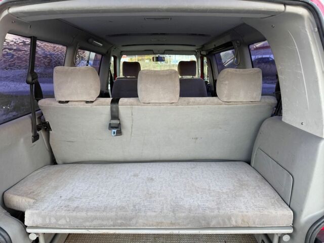 Красный Фольксваген Мультиван, объемом двигателя 2.5 л и пробегом 320 тыс. км за 3700 $, фото 9 на Automoto.ua