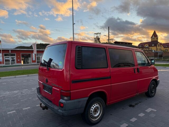 Красный Фольксваген Мультиван, объемом двигателя 2.5 л и пробегом 320 тыс. км за 3700 $, фото 4 на Automoto.ua