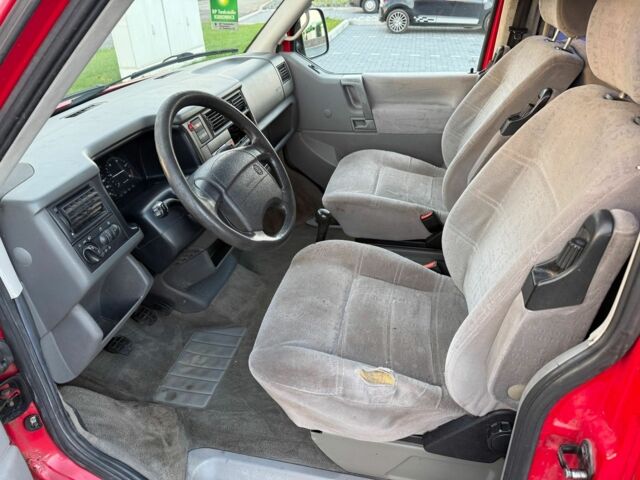 Красный Фольксваген Мультиван, объемом двигателя 2.5 л и пробегом 320 тыс. км за 3700 $, фото 6 на Automoto.ua