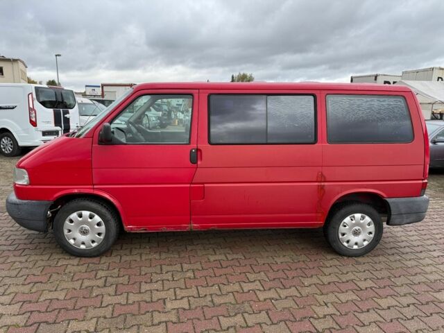 Красный Фольксваген Мультиван, объемом двигателя 2.5 л и пробегом 320 тыс. км за 3700 $, фото 1 на Automoto.ua