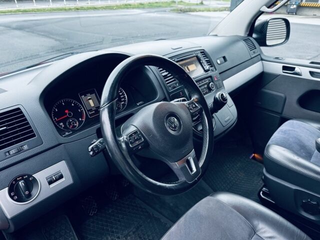 Червоний Фольксваген Мультиван, об'ємом двигуна 2 л та пробігом 203 тис. км за 8500 $, фото 13 на Automoto.ua