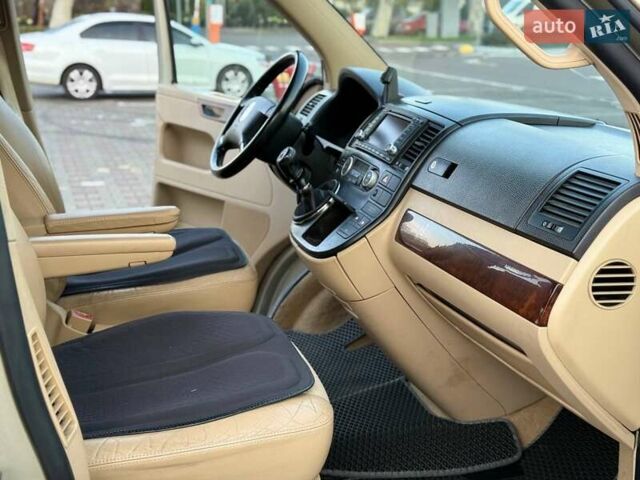 Жовтий Фольксваген Мультиван, об'ємом двигуна 2.5 л та пробігом 370 тис. км за 10999 $, фото 11 на Automoto.ua