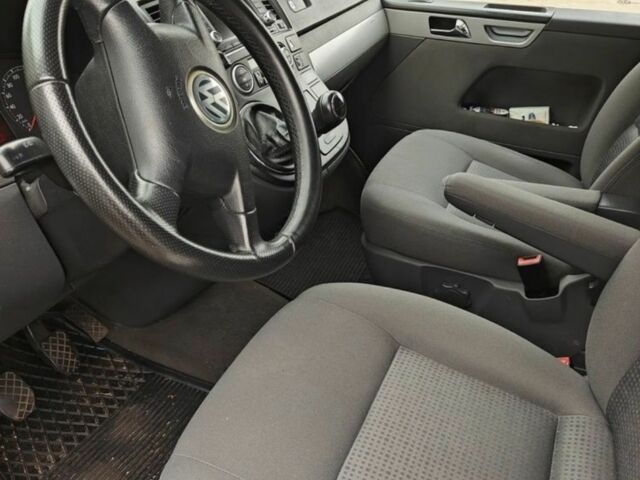 Серый Фольксваген Мультиван, объемом двигателя 2.5 л и пробегом 270 тыс. км за 4200 $, фото 7 на Automoto.ua