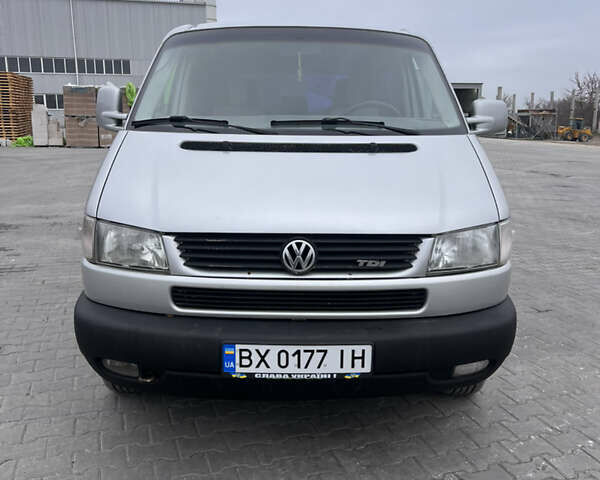 Сірий Фольксваген Мультиван, об'ємом двигуна 2.5 л та пробігом 498 тис. км за 9100 $, фото 2 на Automoto.ua