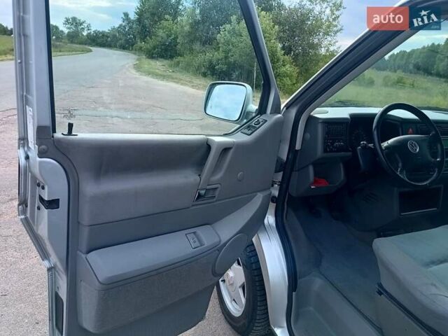 Серый Фольксваген Мультиван, объемом двигателя 2.46 л и пробегом 514 тыс. км за 10900 $, фото 6 на Automoto.ua