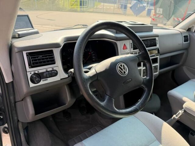 Серый Фольксваген Мультиван, объемом двигателя 2.5 л и пробегом 260 тыс. км за 7500 $, фото 11 на Automoto.ua