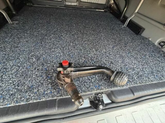 Серый Фольксваген Мультиван, объемом двигателя 2.5 л и пробегом 260 тыс. км за 7500 $, фото 13 на Automoto.ua