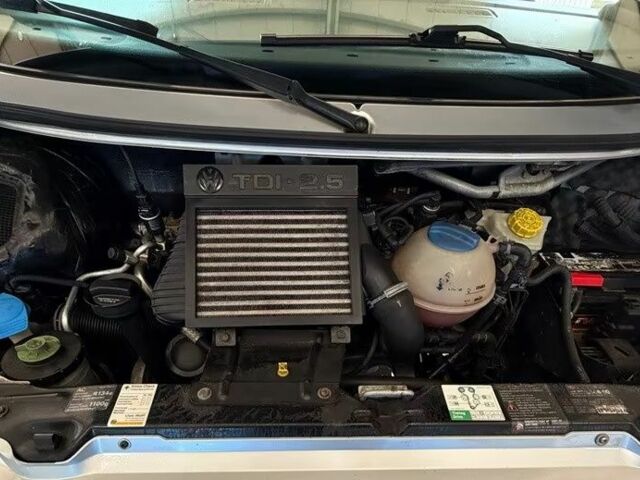 Серый Фольксваген Мультиван, объемом двигателя 2.5 л и пробегом 260 тыс. км за 7500 $, фото 7 на Automoto.ua