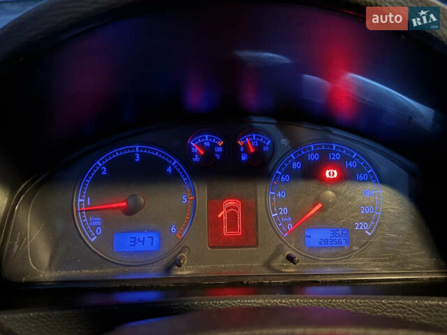 Сірий Фольксваген Мультиван, об'ємом двигуна 2.5 л та пробігом 290 тис. км за 8950 $, фото 43 на Automoto.ua
