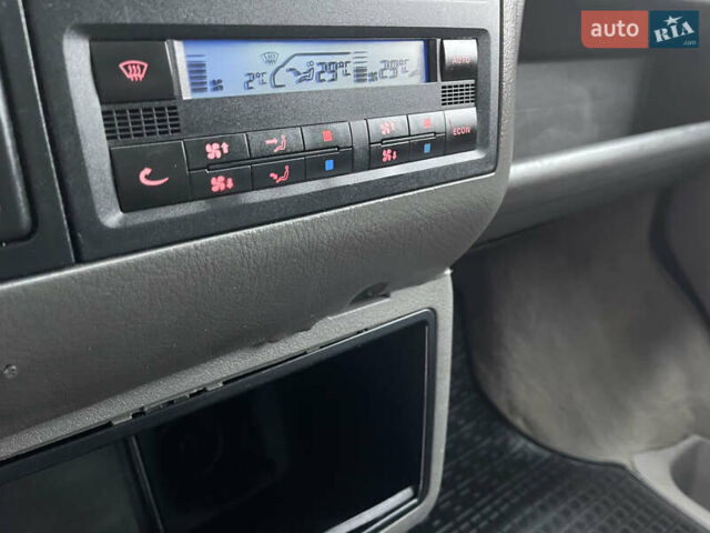 Сірий Фольксваген Мультиван, об'ємом двигуна 2.5 л та пробігом 420 тис. км за 9850 $, фото 37 на Automoto.ua