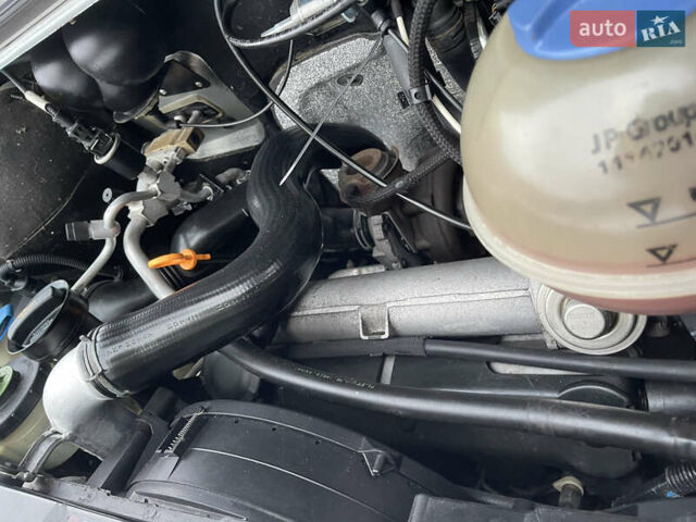 Сірий Фольксваген Мультиван, об'ємом двигуна 2.5 л та пробігом 420 тис. км за 9850 $, фото 35 на Automoto.ua