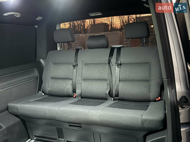 Сірий Фольксваген Мультиван, об'ємом двигуна 2.5 л та пробігом 290 тис. км за 8950 $, фото 25 на Automoto.ua