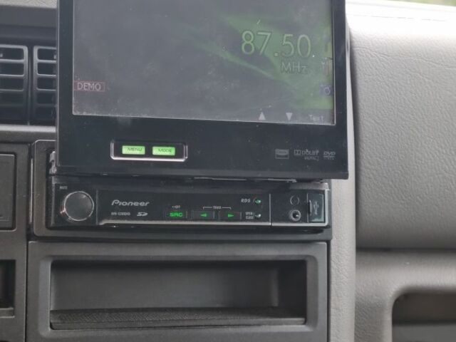 Серый Фольксваген Мультиван, объемом двигателя 2.5 л и пробегом 299 тыс. км за 11763 $, фото 5 на Automoto.ua