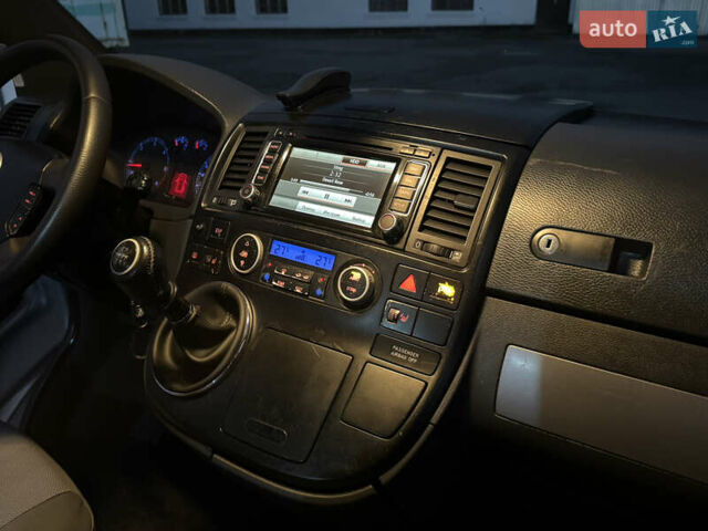 Сірий Фольксваген Мультиван, об'ємом двигуна 2.5 л та пробігом 290 тис. км за 8950 $, фото 39 на Automoto.ua