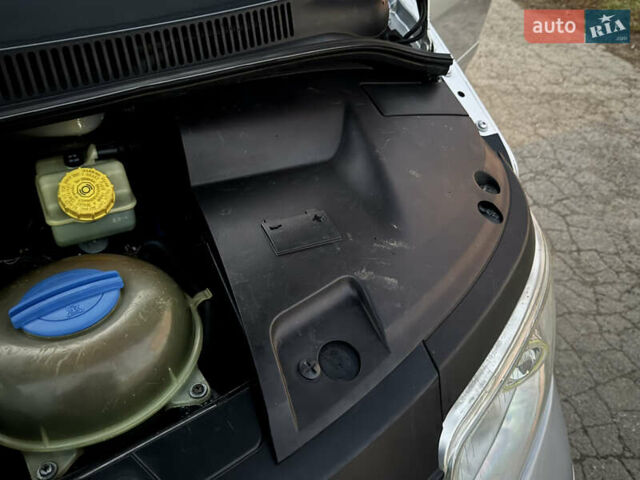 Сірий Фольксваген Мультиван, об'ємом двигуна 2.5 л та пробігом 290 тис. км за 8950 $, фото 48 на Automoto.ua