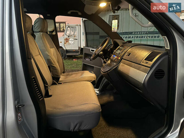 Сірий Фольксваген Мультиван, об'ємом двигуна 2.5 л та пробігом 290 тис. км за 8950 $, фото 38 на Automoto.ua