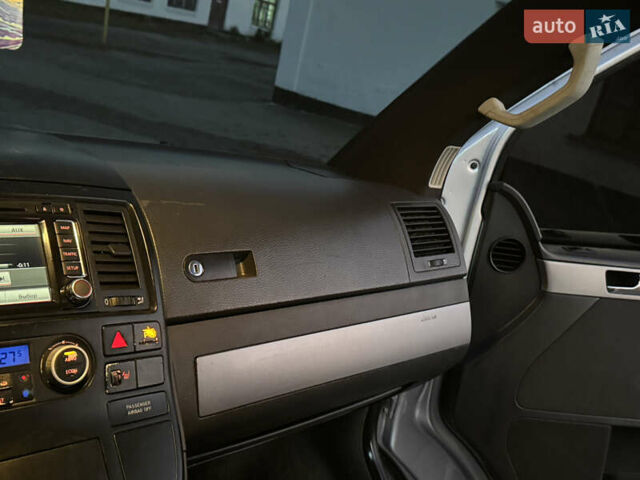 Сірий Фольксваген Мультиван, об'ємом двигуна 2.5 л та пробігом 290 тис. км за 8950 $, фото 21 на Automoto.ua