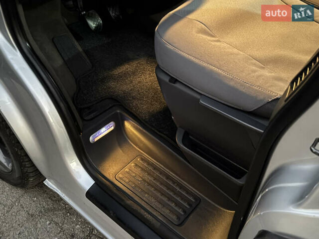 Сірий Фольксваген Мультиван, об'ємом двигуна 2.5 л та пробігом 290 тис. км за 8950 $, фото 15 на Automoto.ua