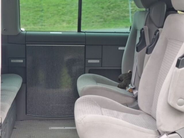 Серый Фольксваген Мультиван, объемом двигателя 2.5 л и пробегом 299 тыс. км за 11763 $, фото 4 на Automoto.ua