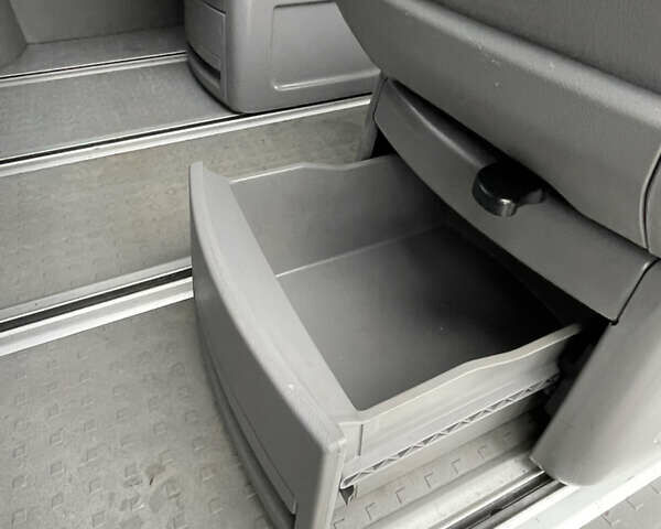 Сірий Фольксваген Мультиван, об'ємом двигуна 1.98 л та пробігом 116 тис. км за 13500 $, фото 42 на Automoto.ua