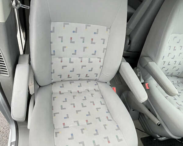 Серый Фольксваген Мультиван, объемом двигателя 1.98 л и пробегом 116 тыс. км за 14000 $, фото 32 на Automoto.ua