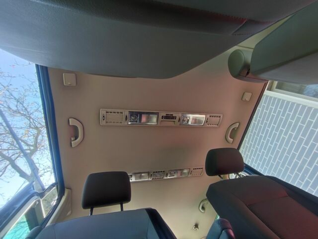 Сірий Фольксваген Мультиван, об'ємом двигуна 2.5 л та пробігом 345 тис. км за 15000 $, фото 5 на Automoto.ua