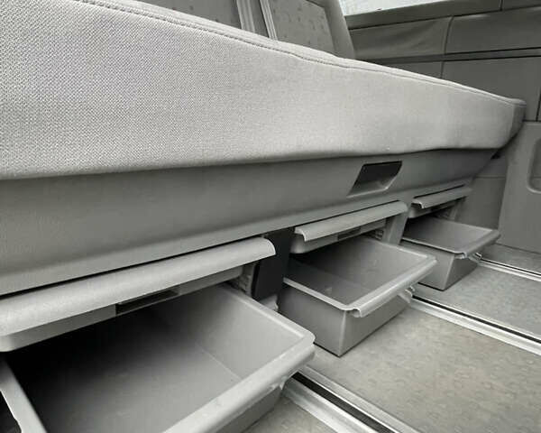 Серый Фольксваген Мультиван, объемом двигателя 1.98 л и пробегом 116 тыс. км за 14000 $, фото 43 на Automoto.ua