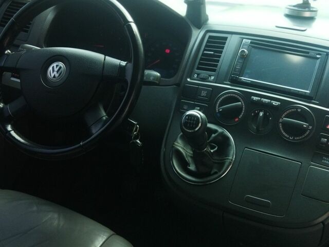 Сірий Фольксваген Мультиван, об'ємом двигуна 2.5 л та пробігом 328 тис. км за 12800 $, фото 4 на Automoto.ua