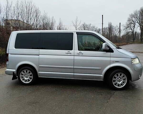 Серый Фольксваген Мультиван, объемом двигателя 2.46 л и пробегом 325 тыс. км за 12000 $, фото 1 на Automoto.ua