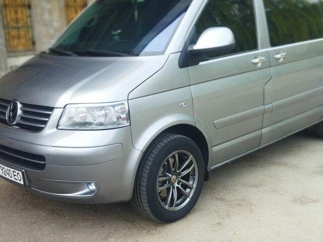 Сірий Фольксваген Мультиван, об'ємом двигуна 2.5 л та пробігом 328 тис. км за 12800 $, фото 1 на Automoto.ua