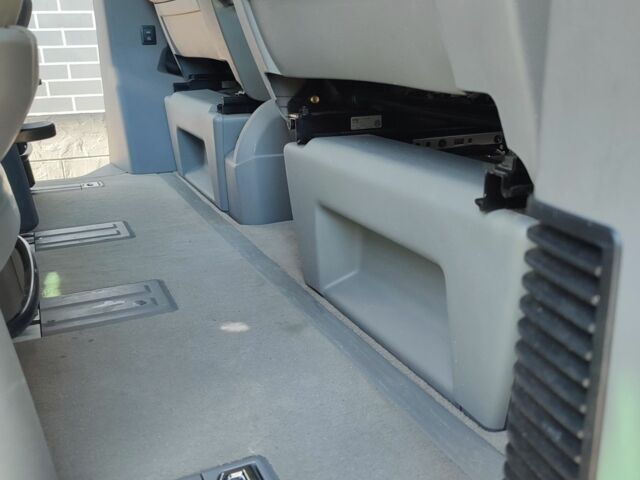 Сірий Фольксваген Мультиван, об'ємом двигуна 2.5 л та пробігом 345 тис. км за 15000 $, фото 6 на Automoto.ua