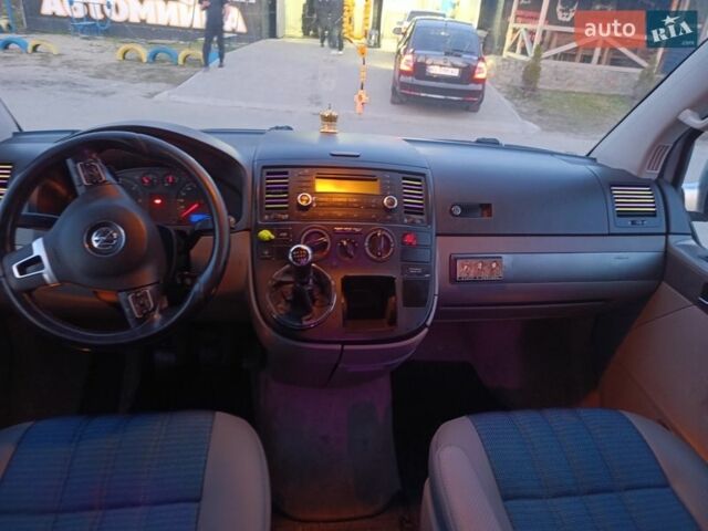 Серый Фольксваген Мультиван, объемом двигателя 2.5 л и пробегом 290 тыс. км за 12700 $, фото 9 на Automoto.ua