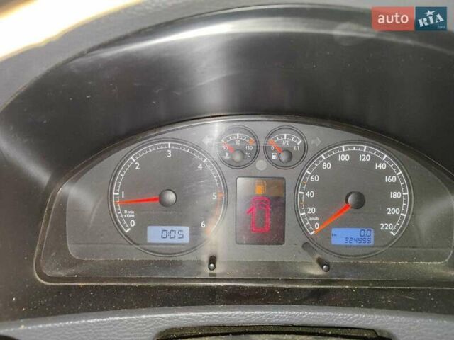 Серый Фольксваген Мультиван, объемом двигателя 2.46 л и пробегом 325 тыс. км за 12000 $, фото 8 на Automoto.ua