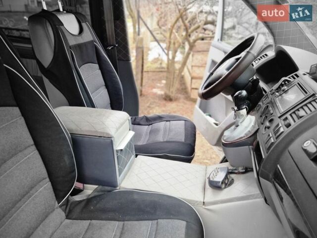 Серый Фольксваген Мультиван, объемом двигателя 2.46 л и пробегом 220 тыс. км за 8700 $, фото 6 на Automoto.ua