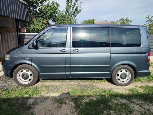 Сірий Фольксваген Мультиван, об'ємом двигуна 2.5 л та пробігом 345 тис. км за 15000 $, фото 4 на Automoto.ua