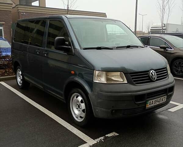 Серый Фольксваген Мультиван, объемом двигателя 2.5 л и пробегом 349 тыс. км за 6900 $, фото 1 на Automoto.ua