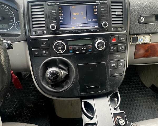 Серый Фольксваген Мультиван, объемом двигателя 2.46 л и пробегом 278 тыс. км за 10700 $, фото 26 на Automoto.ua