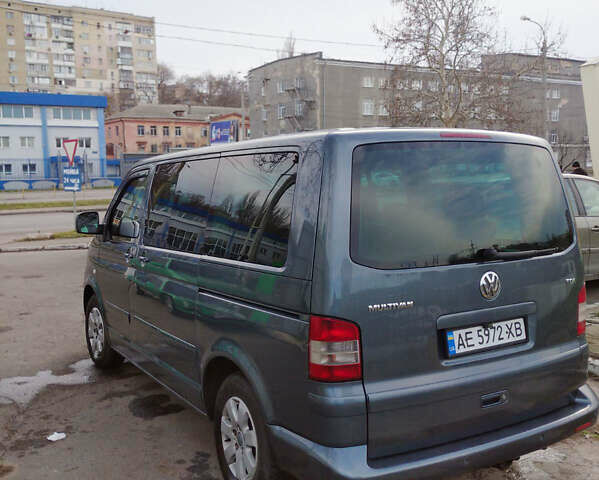 Серый Фольксваген Мультиван, объемом двигателя 2.5 л и пробегом 381 тыс. км за 9000 $, фото 3 на Automoto.ua